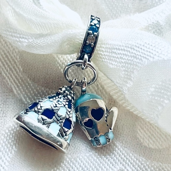 🧣 NWOT Beanie Hat & Mitten Charm ❄️ - Picture 2 of 11